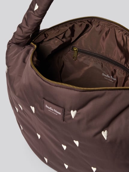 Produktfoto, Główna przegroda z zamkiem błyskawicznym, pasek na ramię, detal z logo, wyhaftowany motywem na całej powierzchni, Shoulder Bag mit Logo-Detail Modell 'Puffy' od Studio Noos, Szerokość w rozmiarze 1: 47 cm, Długość w rozmiarze 1: 35 cm, Głębokość w rozmiarze 1: 10 cm, długość paska: 80 cm
