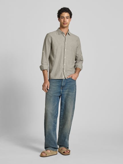 Männermodel trägt Regular Fit Freizeithemd mit Kentkragen Modell 'ABAN' von Blend in Beige, Knopfleiste, lockerer Schnitt, Ganzkörperansicht von vorne.