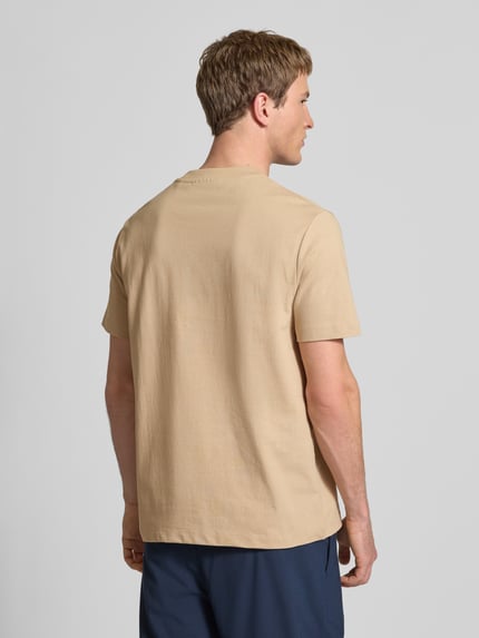 Männermodel trägt Relaxed Fit Oversized Shirt aus reiner Baumwolle von Marc O'Polo Denim, Optik: Unifarben, Ganzkörperansicht Rückansicht