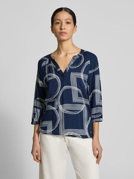 Vrouwenmodel draagt Relaxed fit bluse uit pure viscose model 'Cornelia' van ZABAIONE, tuniek-hals, 3/4-mouw, elastische zoom, voorkant bovenlichaam close-up.