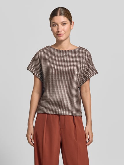 Modelka nosi Damski t-shirt Regular Fit T-Shirt aus Baumwoll-Mix Modell 'Gutina' od OPUS, beżowy wzór, prosta tekstura, Ganzkörperansicht von vorne.