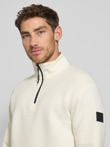 Männermodel draagt Regular Fit Troyer aus Baumwoll-Mix van Tom Tailor Denim, crèmekleur, structuur, lange mouw, nahaufnahme bovenlichaam.