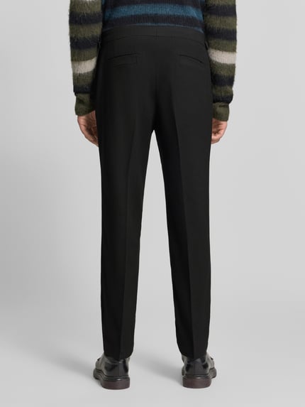 Männermodel trägt Regular Fit Bundfaltenhose mit Seitenriegel von MCNEAL, schwarze Struktur, Rückansicht, Ganzkörperansicht Rückansicht.