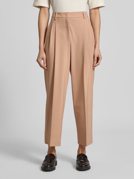 Frauenmodel trägt Straight Fit Hose mit Viskose-Anteil in verkürzter Passform von Luisa Cerano, Beige, Bundfalten, Nahaufnahme Oberkörper. Damen Hose aus elastischem Material-Mix, Bundweite 39 cm, Innenbeinlänge 89 cm bei Größe 36, Haken- und Reißverschluss.
