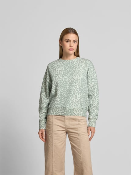 Kobieta modelka nosi Sweatshirt mit Rundhalsausschnitt von Lala Berlin, bawełna, krój regular fit, zielony animal-print, widok z przodu całej sylwetki.