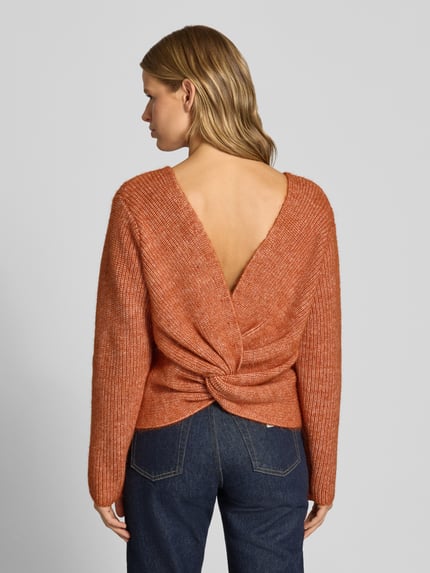 Frauenmodel trägt Strickpullover mit U-Boot-Ausschnitt Modell 'CALLY' von Topshop in Rostorange, grob gestrickte Textur, Rückansicht, Regular Fit, Material-Mix mit Woll-Anteil, Damen Strickpullover.