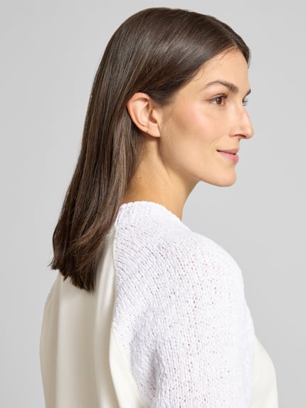 Kobiece modelka nosi Relaxed Fit Pullover mit Strick-Besatz od Marc Cain, biały, mieszanka bawełny, okrągły dekolt, elastyczne wykończenie, długość tyłu 58 cm, długość rękawa 29 cm; zbliżenie na górną część ciała z profilu