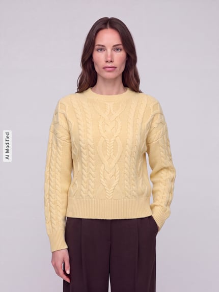 Frauenmodel trägt Regular Fit Pullover aus reiner Schurwolle Modell 'ALBEN' von Weekend Max Mara in Hellgelb mit Zopfmuster, Ganzkörperansicht von vorne, KI-modifiziertes Bild.