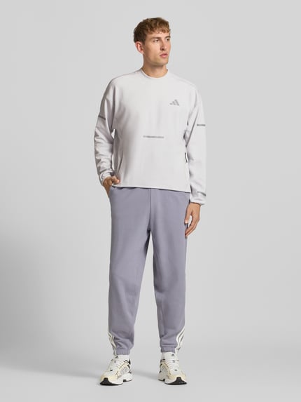 Männermodel trägt Regular Fit Sport-Langarmshirt mit Lyocell-Anteil von adidas, Herren Sport-Langarmshirt von adidas Training, Ganzkörperansicht von vorne