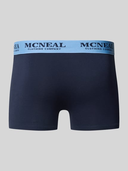 Produktfoto, Trunks mit elastischem Bund im 3er-Pack von MCNEAL, Baumwoll-Elasthan-Mix, körpernahe Passform, Label-Details, dunkelblau mit hellblauem Bund.
