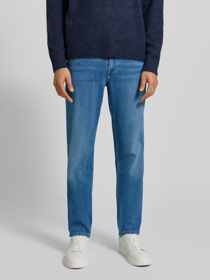 Männermodel trägt Straight Leg Jeans aus Baumwoll-Mix Modell 'DENTON' von Tommy Hilfiger, Optik: Unifarben, Denim, Ganzkörperansicht von vorne.