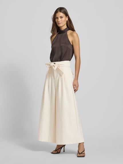 Vrouwenmodel draagt Regular Fit Weite Hose mit Bindegürtel Modell 'LEGENDA' van MAX&Co., lichte melange twill, high waist, voorkant volledig lichaam.