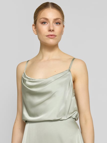 Modelka nosi Abendkleid aus Satin mit Spaghettiträgern od Hey Kyla, satynowa tkanina, krój slim fit, zamek na szwie, szerokość w rozmiarze 36: 34 cm, długość tyłu w rozmiarze 36: 124 cm, ujęcie bliskie górnej części ciała z przodu