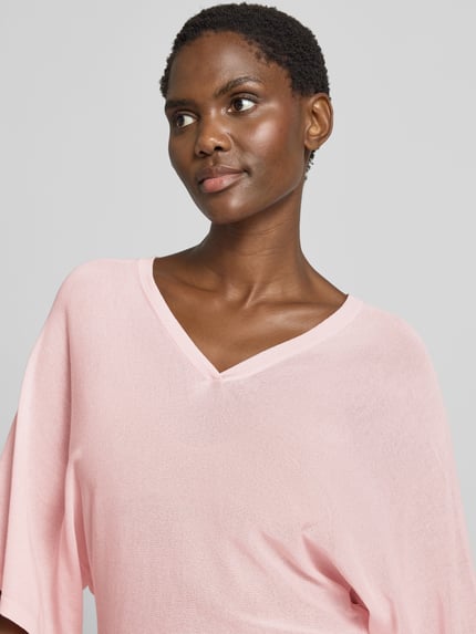 Kobiece model prezentuje różowy sweter z mieszanki wiskozy Regular Fit Pullover aus Viskose-Mix model 'Pench' od OPUS, Nahaufnahme górnej części ciała.
