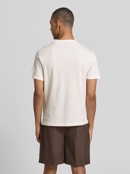 Männermodel trägt T-Shirt mit Strukturmuster Modell 'Raulos' von JOOP! Collection, Reine Baumwolle, Modern Fit, Rückansicht, Ganzkörperansicht.