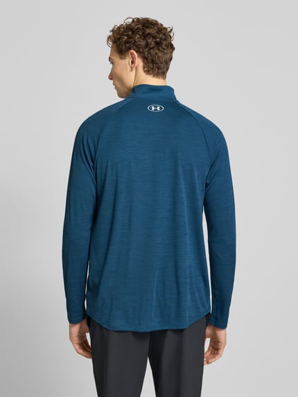 Männermodel trägt Sweatshirt mit kurzem zamkiem błyskawicznym und nadrukiem z logo von Under Armour, prosty krój, stójka, długość tyłu w rozmiarze M: 74 cm, długość rękawów w rozmiarze M: 64 cm, kolor niebieski, tekstura gładka, Ganzkörperansicht Rückansicht.