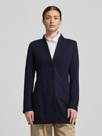 Frauenmodel trägt Blazer mit Reverskragen und Eingrifftaschen von WHITE LABEL in Dunkelblau, Baumwoll-Mix, tailliert, Ganzkörperansicht von vorne.