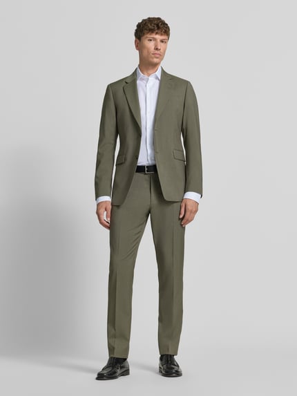 Männermodel trägt Slim Fit Business-Hemd mit Kentkragen von Christian Berg Men, Reine Baumwolle, Weiß, Langärmelig, Ganzkörperansicht von vorne.