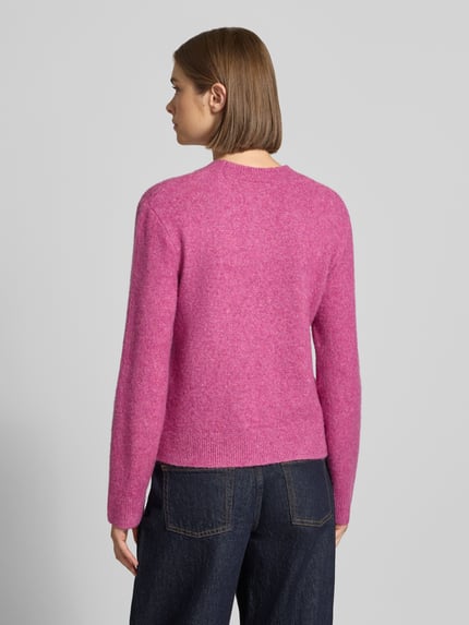 Frauenmodel trägt Strickpullover mit Label-Detail Modell 'Curtis' von Carhartt Work In Progress in Pink, Material-Mix, Rückenansicht.