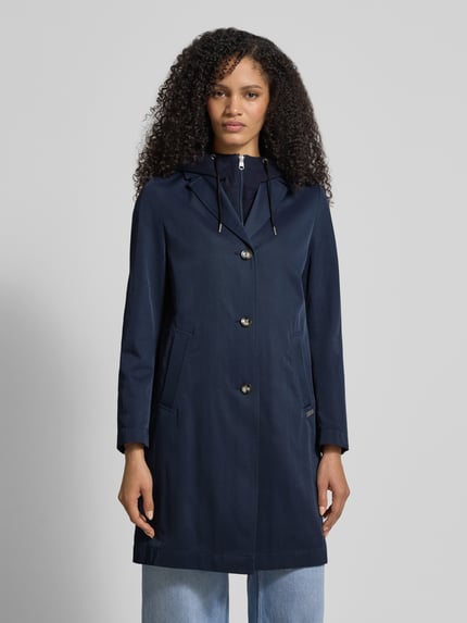 Vrouwenmodel draagt Regular Fit Mantel met Reverskraag model 'Miracle' van CINQUE, donkerblauw, katoenmix, taille knoopsluiting, zijzakken, logo-applicatie, kap met tunnelkoord, voorkant, volledige lichaamsweergave.