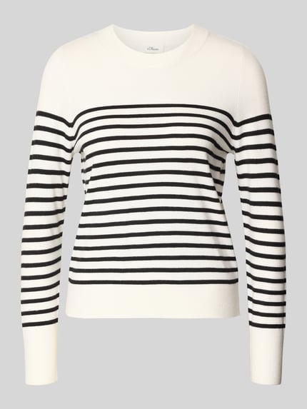 Frauenmodel trägt Regular Fit Strickpullover aus Viskose-Mix von s.Oliver RED LABEL, Optik:Allover-Muster, Crew Neck, Langarm, Gerippt, Materialverarbeitung: Strick, Farbkombination aus Weiß und Schwarz, Ganzkörperansicht von vorne.