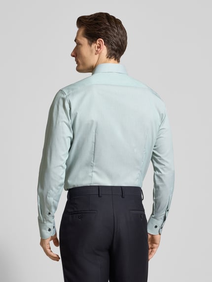 Männermodel trägt Regular Fit Business-Hemd mit Kentkragen van OLYMP, lichtblauw katoen, borstzak, ruglengte 70 cm, schouderbreedte 45 cm, mouwlengte 65 cm, Ganzkörperansicht Rückansicht