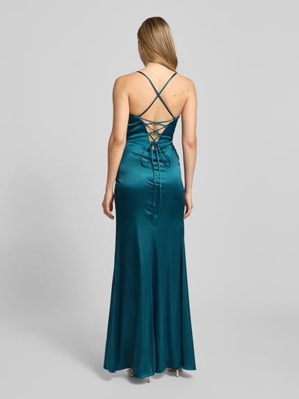 Vrouwenmodel draagt avondkleid uit satijn met split en vetersluiting achter van Luxuar, maxijurk, getailleerde snit, rugaanzicht.