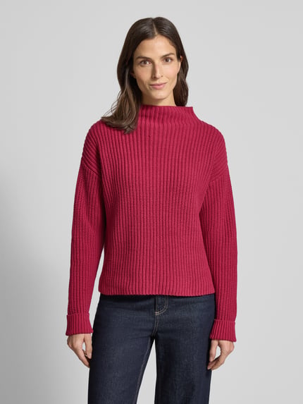 Kobiece model prezentuje Regular Fit Turtleneck-Pullover aus Baumwoll-Mix Model 'SELMA' od Selected Femme, efekt: jednolity kolor, z fakturą, gruby ścieg, mieszanka bawełny, długi rękaw, prążkowane zakończenia, widok całej sylwetki z przodu.