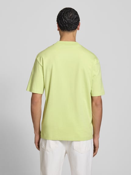 Męski model nosi Regular Fit T-Shirt aus reiner Baumwolle Modell 'NIEROS' od Hugo Blue, jednolity, krój regular fit, bawełna, widok całej sylwetki z tyłu.