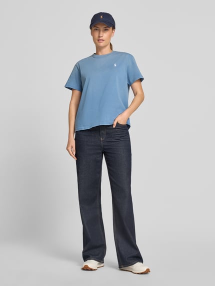 Vrouwenmodel draagt Relaxed Fit T-shirts uit puur katoen van Polo Ralph Lauren in lichtblauw, effen design, dames, geheel vooraanzicht