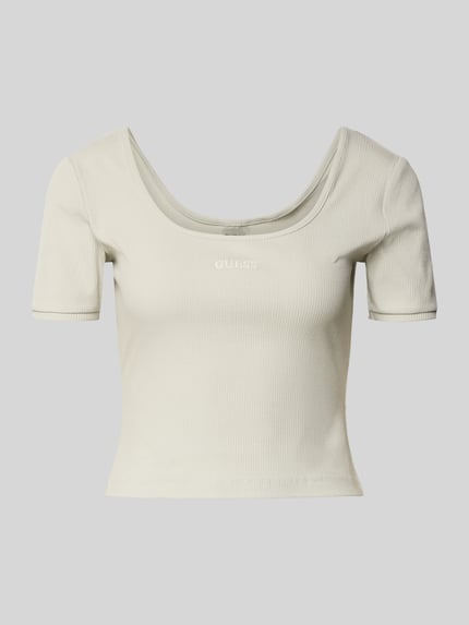 Produktfoto, cremefarbenes Cropped T-Shirt aus Lyocell-Mix Modell 'Circe' von Guess Activewear mit Rundhalsausschnitt, gerippte Textur
