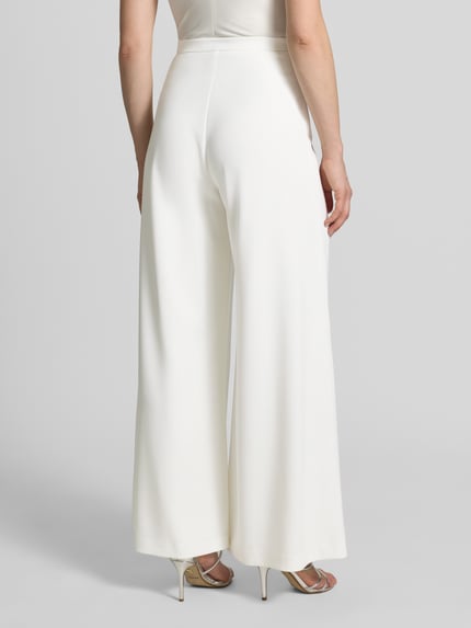 Frauenmodel trägt Wide Fit Stoffhose mit Haken- und Reißverschluss von Swing aus Elastischer-Material-Mix, Rückansicht, Ganzkörperansicht.