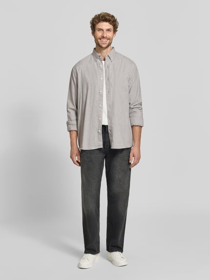Männermodel trägt graues Relaxed Fit Freizeithemd aus reiner Baumwolle Modell 'ARAAMO' von ARMEDANGELS, Herren Freizeithemd, Ganzkörperansicht von vorne.