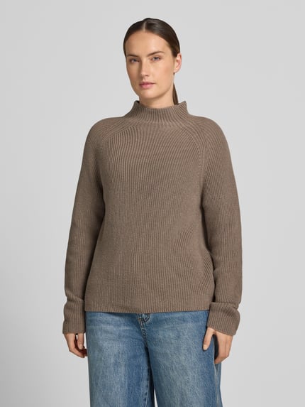 Frauenmodel trägt Regular Fit Pullover aus reiner Baumwolle von Marc O'Polo in Hellbraun, grobe Strickstruktur, kombiniert mit Jeans, Ganzkörperansicht von vorne. Damen Pullover von Marc O'Polo.