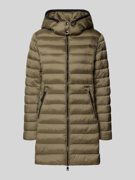 Produktfoto, Steppjacke mit Zweiwege-Reißverschluss von FUCHS SCHMITT in Khaki, horizontale Steppung, Kapuze, Reißverschlusstaschen, glatte Textur, Slim Fit, Rückenlänge 83 cm, Schulterbreite 42 cm, Brustweite 51 cm, Ärmellänge 64 cm