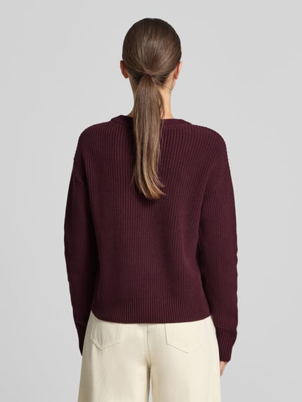 Frauenmodel trägt Slim Fit Pullover aus reiner Baumwolle von Jake*s Casual in dunklem Weinrot, grob gestrickt, Ganzkörperansicht Rückansicht.