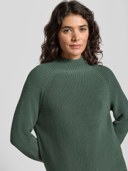 Frauenmodel trägt Regular Fit Pullover aus reiner Baumwolle von Marc O'Polo in Dunkelgrün, grob gestrickt, Nahaufnahme Oberkörper, Damen Pullover von Marc O'Polo.