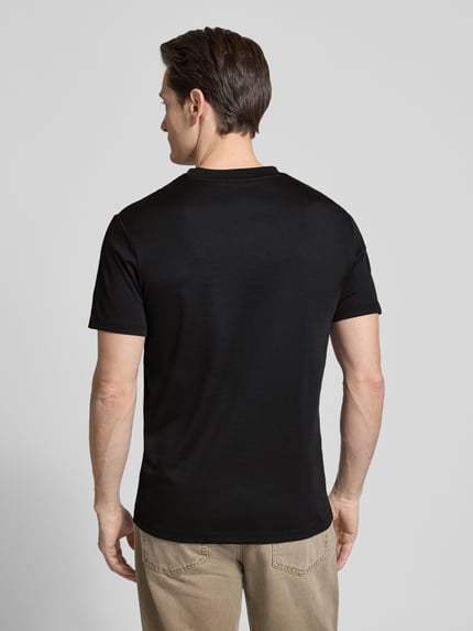 Männermodel trägt schwarzes T-Shirt mit Rundhalsausschnitt von CK Calvin Klein, Baumwoll-Mix, Regular Fit, Rückansicht, Ganzkörperansicht.