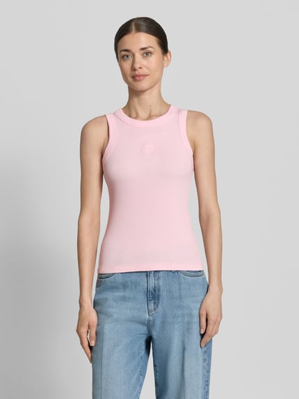Frauenmodel trägt Slim Fit Tank Top aus Baumwoll-Mix Modell 'SMILE CAISA TANK TOP' von Vero Moda, Optik: Unifarben, Motiv-Stitching, Rundhals, Feinripp, Ganzkörperansicht von vorne.