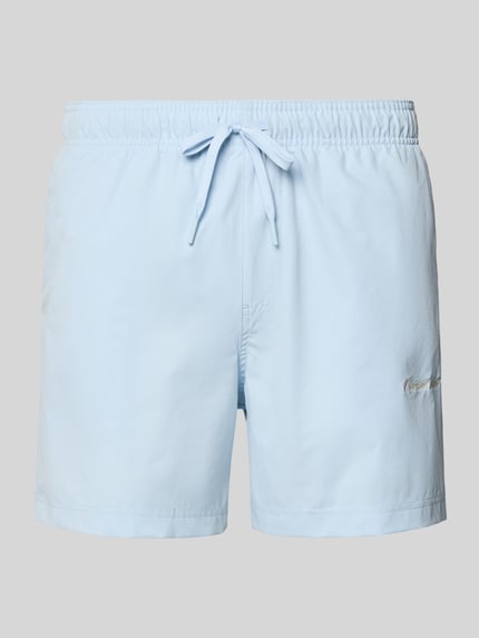 Produktfoto, jasnoniebieskie spodenki kąpielowe z wyhaftowanym logo, elastyczny pas, tunel, model 'MAUI' od Jack & Jones, krój regular fit