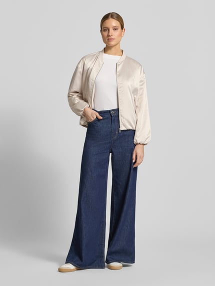 Frauenmodel trägt Regular Fit Blouson mit College-Kragen von Tom Tailor in glänzendem Satin, unifarben, mit seitlichen Taschen, Ganzkörperansicht von vorne.