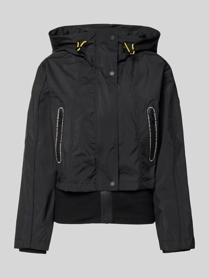 Produktfoto, schwarze Jacke mit Reißverschlusstaschen Modell 'AMELIA' von khujo, Kapuze mit Tunnelzug, verdeckter Reißverschluss, Regular Fit