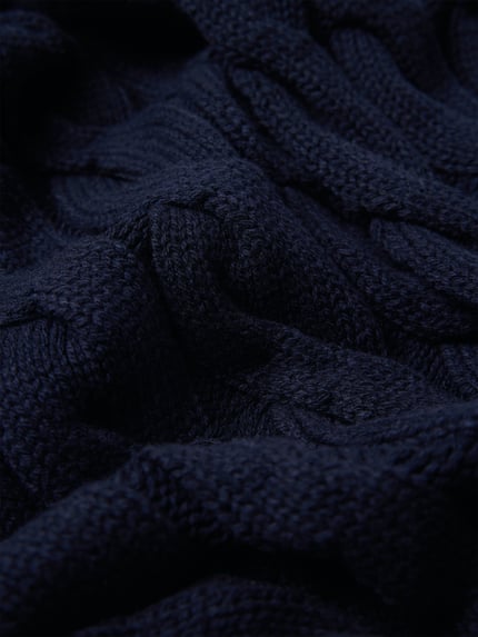 Produktfoto, Schal aus Baumwoll-Mix von Oui, dunkelblau, rechteckige Form, Zopfmuster, grob gestrickte Textur, Detailaufnahme