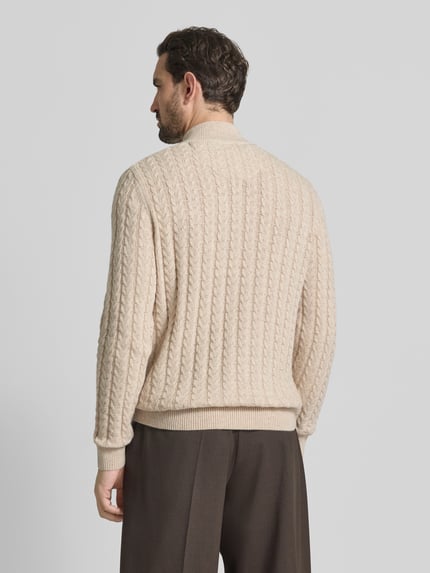 Männermodel trägt Strickpullover mit gerippten Abschlüssen von Fynch-Hatton in Beige, Baumwoll-Woll-Mix, Regular-Fit, Ganzkörperansicht Rückansicht.
