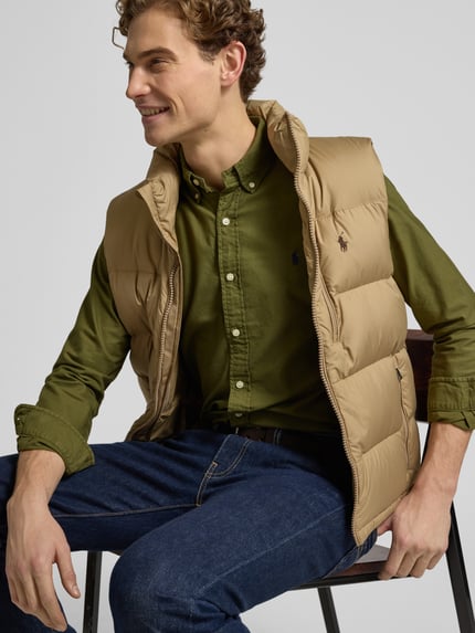 Männermodel trägt Freizeithemd mit Knopfleiste von Polo Ralph Lauren in Olive, reine Baumwolle, Regular Fit, Nahaufnahme Oberkörper.