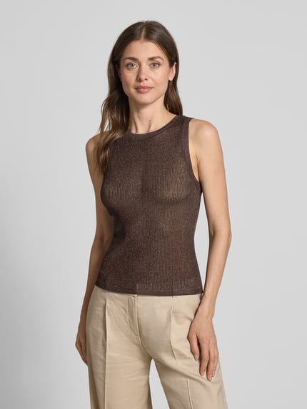 Frauenmodel trägt Stricktop aus Viskose-Mix Modell 'Silvi' von Gestuz in Braun, Slim-Fit, Rundhalsausschnitt, Damen, Ganzkörperansicht von vorne. Rückenlänge bei Größe S: 54 cm.