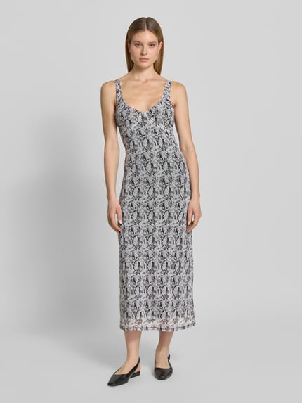 Frauenmodel trägt Körpernahes Freizeitkleid mit Allover-Muster Modell 'STEPH' von Vero Moda, Optik:Allover-Muster, Passform:Körpernah, Ausschnitt:V-Ausschnitt, Trägerform:schmale Träger, Saum:Gerade, Ganzkörperansicht von vorne.