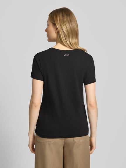Vrouwenmodel draagt Regular Fit T-shirt uit puur katoen model 'C-Elove_4' van BOSS Orange, look: effen kleuren, labelopschrift, ronde hals, korte mouw, rechte mouwboord, jersey materiaalverwerking, Ganzkörperansicht Rückansicht.