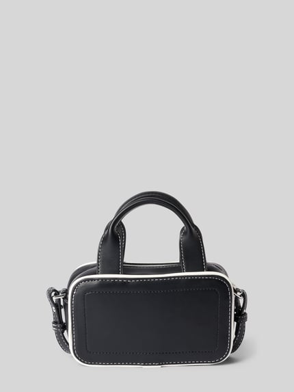 Produktfoto, schwarze Henkeltasche mit weißem Nahtdetail, rechteckige Form, Modell 'BAULETTO' von CK Calvin Klein, Damen Henkeltasche