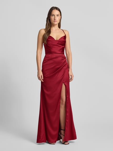 Frauenmodel trägt Abendkleid mit Wasserfall-Ausschnitt von LUXUAR FASHION in Rot, unifarbenes Design, taillierter Schnitt, Spaghettiträger, Gehschlitz, Ganzkörperansicht von vorne.